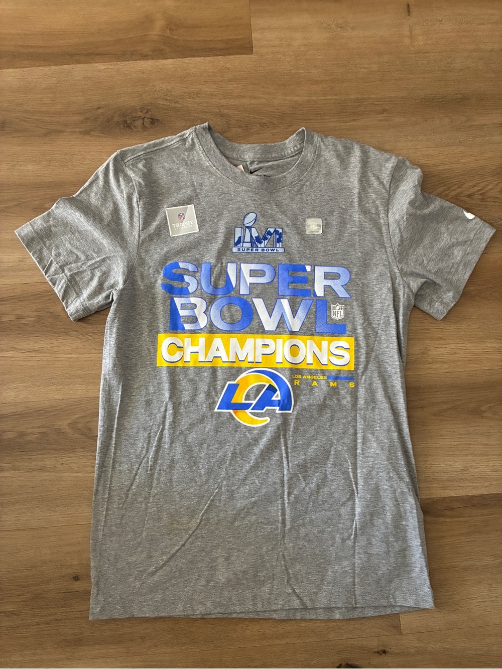 Nike Los Angeles Rams Super Bowl Champions Trophy T-Shirt NWOT Gray Men’s Small